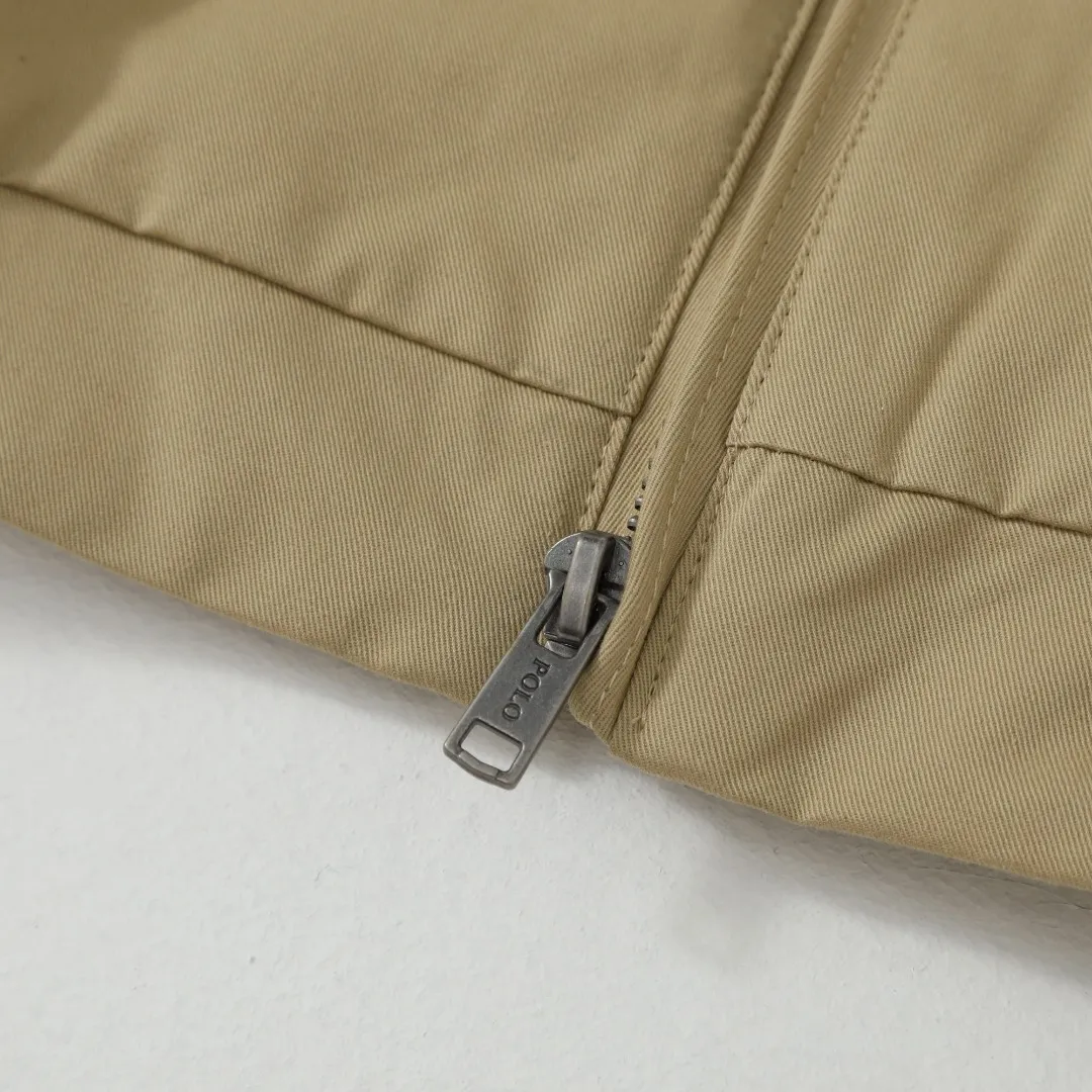 P350 Model No.: R08 Ralph Lauren/Ralph Lauren Classic Unisex Old Cadre Zipper Jacket Size #S/M/L/XL Color #Khaki Black Navy Recommended by many fashion bloggers, the Harrington jacket’s lapel zipper windproof design perfectly blends casual style with street trend elements, making it very suitable for neutral wear. The fabric texture of the jacket is excellent and comfortable to wear. It is a very versatile and trendy jacket. Original development, 100% pure cotton fabric, exquisite embroidery, evergreen style for all seasons, feel free to buy it, retro will never go out of style!  Reference# Length: 68/70/72/74 Bust: 128/132/136/140 Shoulder Width: 52/53/54/55